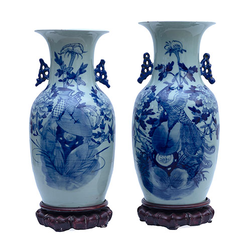 Sub.:32 - Lote: 1354 -  Pareja de jarrones en porcelana china, blanco y azul con bases en madera.