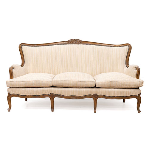 Sub.:32 - Lote: 1269 -  Tresillo estilo Luis XV en madera de nogal tallada, tapicer�a de pana