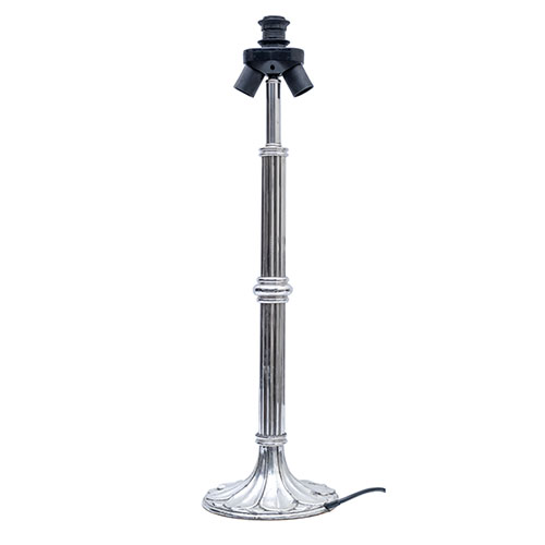 Sub.:32 - Lote: 1441 -  L�mpara de mesa plateada.