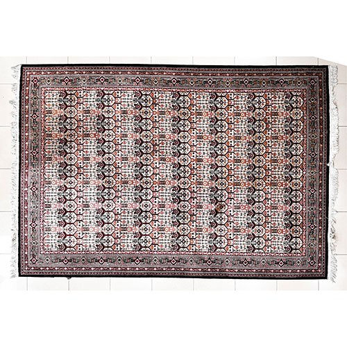 Sub.:32 - Lote: 343A -  Alfombra en lana mec�nica en tonos negros y rojos con flecos