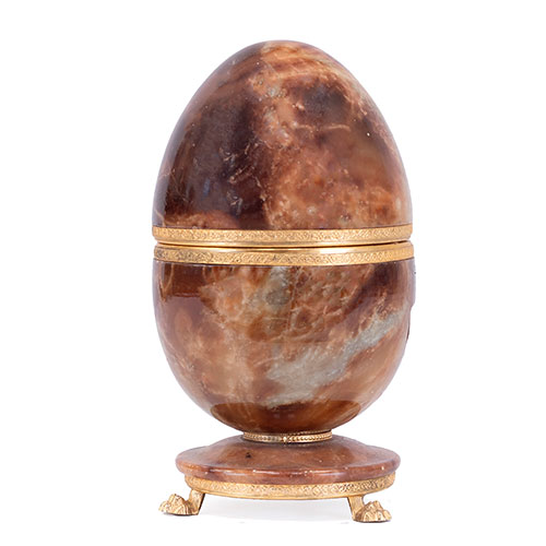 Sub.:32 - Lote: 1300 -  Caja joyero realizada en �nix y lat�n dorado con forma de huevo.