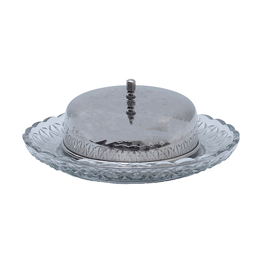 Sub.:32 - Lote: 1453 -  Mantequillera en vidrio con tapa en metal plateado
