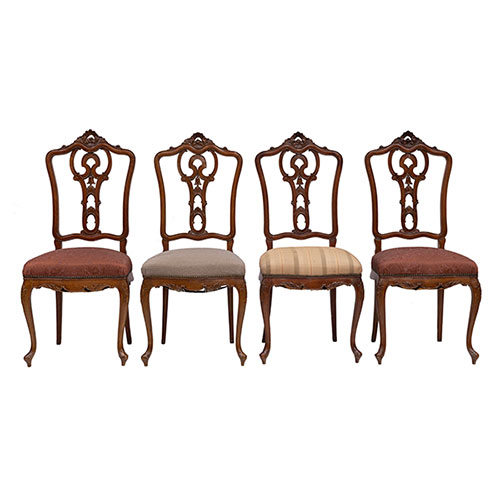 Sub.:32 - Lote: 1449 -  Cuatro sillas en madera patinada con respaldo calado