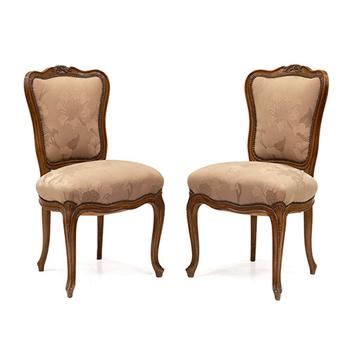 Sub.:32 - Lote: 1448 -  Pareja de sillas estilo Luis XV en madera de nogal.