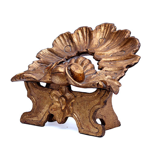 Sub.:32 - Lote: 1311 -  Atril en madera tallada y dorada con forma de venera siglo XX