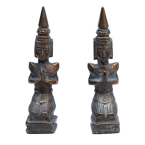 Sub.:32 - Lote: 1344 -  Sujeta libros en bronce con personajes orientales.