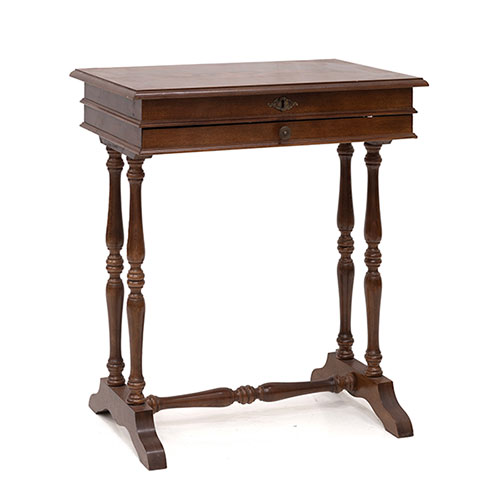 Sub.:32 - Lote: 1322 -  Costurero en madera de haya patinada tapa abatible con marqueter�a floral en la tapa