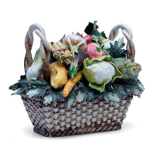 Sub.:32 - Lote: 1304 -  Cesta en cer�mica policromada con hortalizas