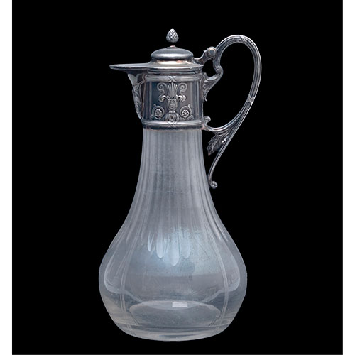 Sub.:32 - Lote: 1332 -  Jarra en cristal tallado con embocadura y asa en metal plateado y decorado