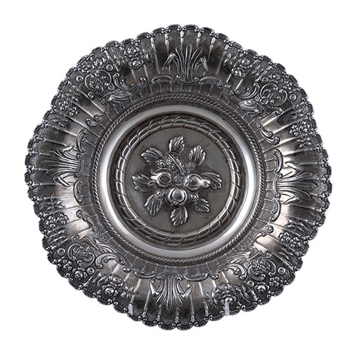 Sub.:32 - Lote: 1334 -  Centro en plata con profuso repujado de frutas. Peso 410 gr