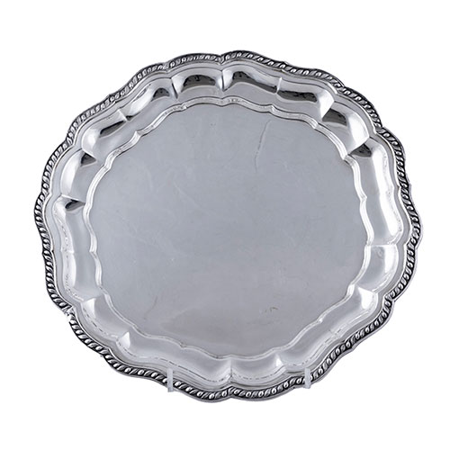 Sub.:32 - Lote: 1368 -  Bandeja en plata redonda con ala lobulada