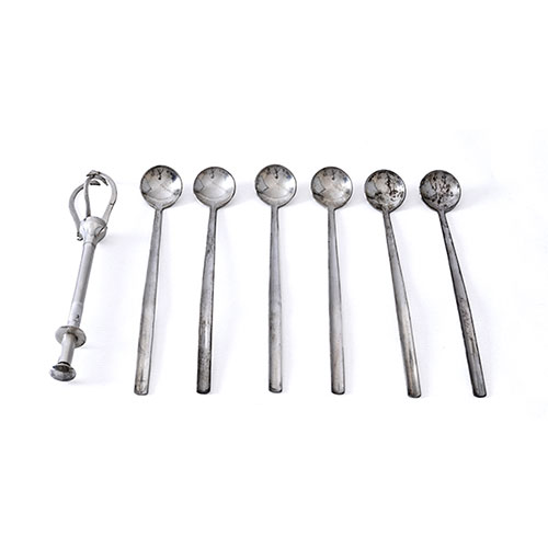 Sub.:32 - Lote: 212 -  6 cucharillas largas para combinados 163gr y pinzas para hielo.