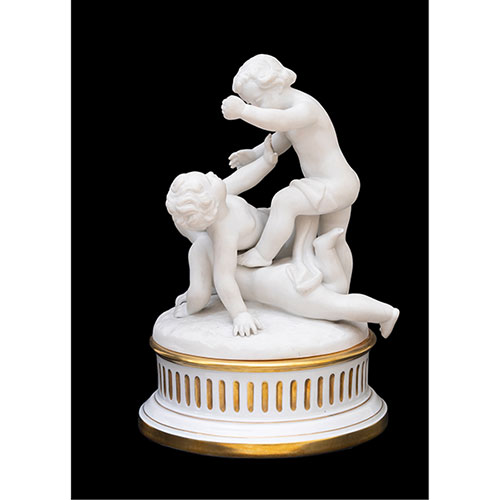 Sub.:32 - Lote: 1330 -  Grupo d� ni�os realizado en porcelana y biscuit.