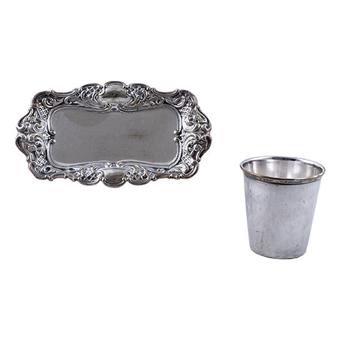 Sub.:32 - Lote: 1371 -  Bandejita y vaso en metal plateado