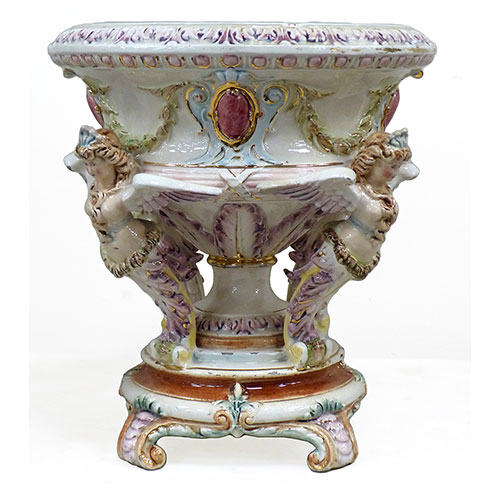 Sub.:32 - Lote: 1407 -  Centro en porcelana esmaltada con figuras de ninfas aladas. Alg�n desperfecto.