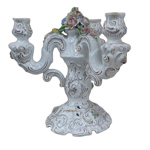 Sub.:32 - Lote: 1430 -  Pareja de candeleros de tres brazos en cer�mica esmaltada y dorada con decoraci�n floral