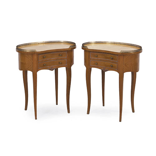 Sub.:32 - Lote: 1403 -  Pareja de mesitas de ri��n estilo Transici�n con barandilla calada.