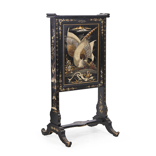 Sub.:32 - Lote: 1454 -  Escritorio de estilo oriental en madera ebonizada, dorada y policromada. Tapa abatible con tapete en terciopelo y compartimentos para cartas y tinteros.