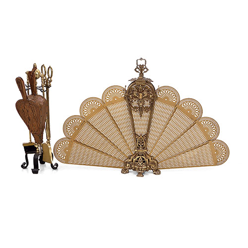 Sub.:32 - Lote: 1377 -  Juego de chimenea formado por pantalla y soporte con �tiles en bronce dorado.