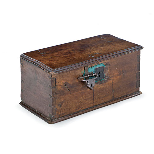 Sub.:32 - Lote: 1391 -  Arc�n de madera de nogal, Espa�a, Ss. XVIII-XIX.