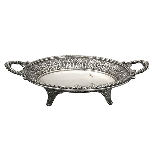 Sub.:32 - Lote: 1450 -  Bandeja en plata con asas y orla cinceladas con hojas de acanto apoya sobre cuatro pies decorados con bulbos de adormidera