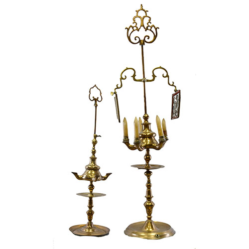 Sub.:32 - Lote: 345 -  Lote de dos velones en bronce, uno de aceite y otro con velas.