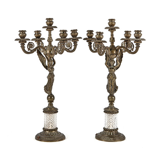 Sub.:33 - Lote: 251 -  Pareja de candelabros, con victorias aladas en bronce dorado y cristal, de cinco luces.