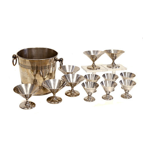 Sub.:33 - Lote: 1344 -  Lote en metal plateado formado por: 6 copas grandes, 6 copas peque�as y champanera.