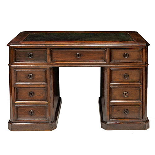 Sub.:33 - Lote: 337 -  Mesa de despacho en madera de nogal con dos cajoneras y tres cajones en cintura, tapa con piel.