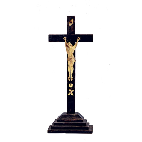 Sub.:33 - Lote: 196 -  Cristo en hueso tallado con cruz y pie escalonado de sobremesa en bano