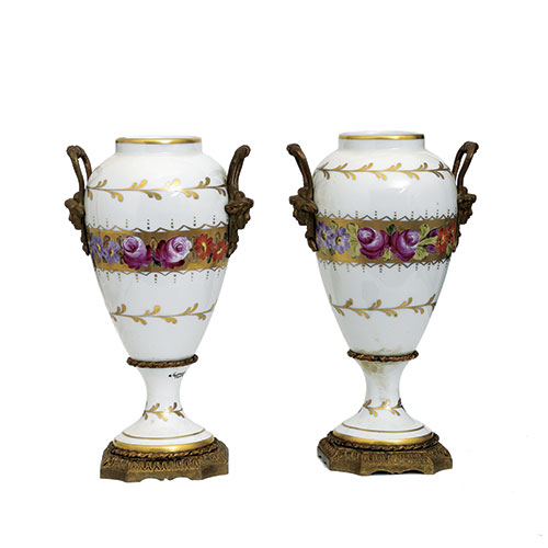 Sub.:33 - Lote: 1439 -  Pareja de jarrones en porcelana de Limoges con decoraci�n floral y monturas en bronce.