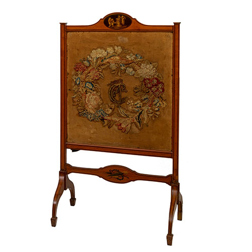 Sub.:33 - Lote: 230 -  Cortafuegos en madera y grisalla pintada en centro, con tela bordada.