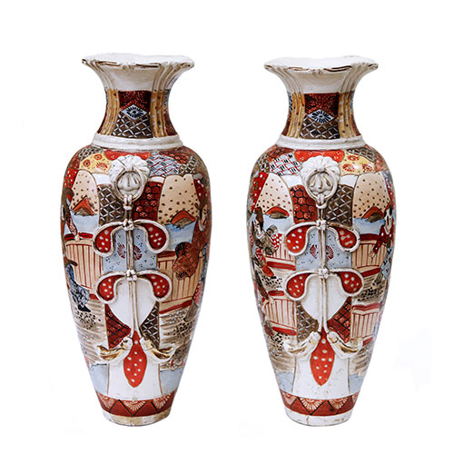 Sub.:33 - Lote: 1428 -  Pareja de jarrones Satsuma con decoraci�n en relieve policromado.