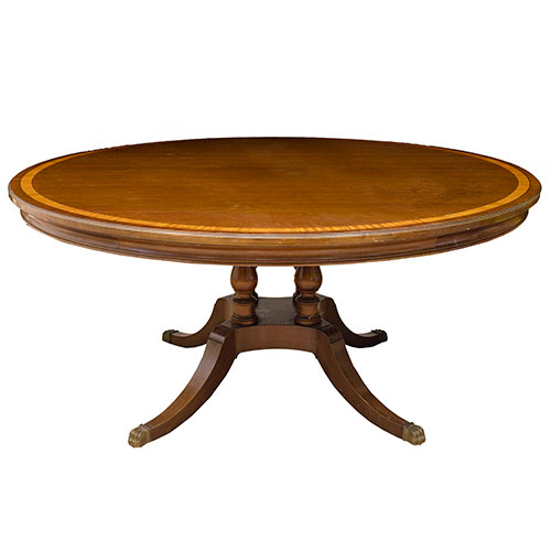 Sub.:33 - Lote: 1365 -  Mesa de comedor de estilo ingles oval con marqueter�a perimetral y sabots con forma de garra.