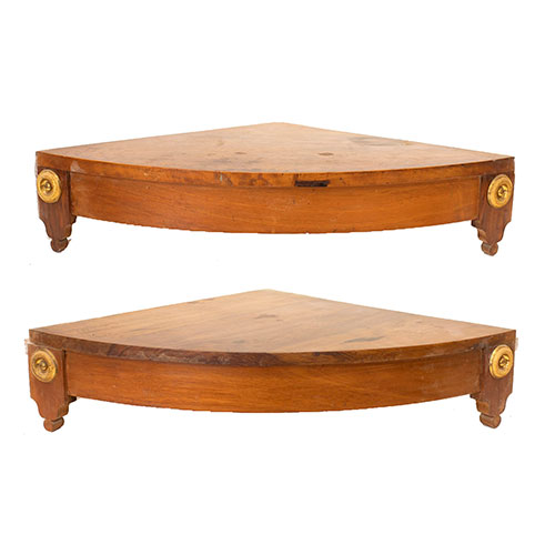 Sub.:33 - Lote: 1388 -  Pareja de rinconeras en madera de nogal con aplicaciones en lat�n