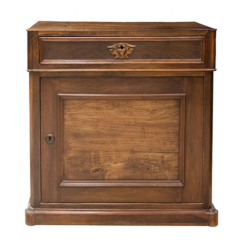 Sub.:33 - Lote: 228 -  Aparador alfonsino en madera de nogal con puerta central y caj�n en cintura.