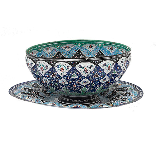 Sub.:33 - Lote: 1425 -  Cuenco con su plato en metal esmaltado y decorado en blanco y azules.