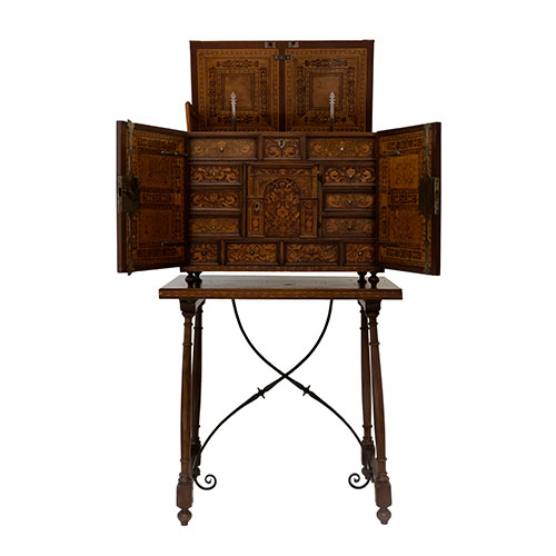 Sub.:33 - Lote: 1329 - ESCUELA ALEMANA S. XVII Bargue�o alem�n de marqueter�a