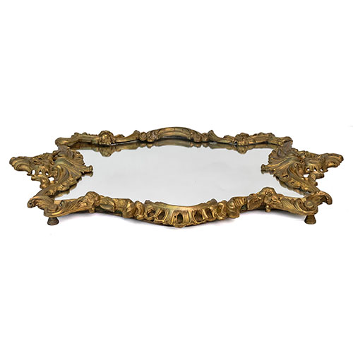 Sub.:33 - Lote: 1383 -  Bandeja en bronce dorado.