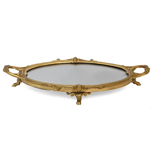 Sub.:33 - Lote: 1384 -  Bandeja en bronce con dos asas y espejo en la base.