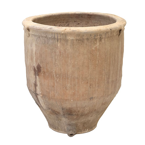 Sub.:33 - Lote: 245 -  Gran tinaja en barro cocido con salida para grifo.