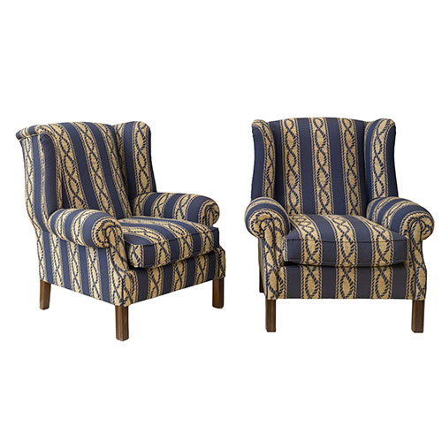 Sub.:33 - Lote: 1364 -  Pareja de orejeros en madera y tapizados.