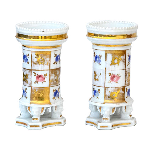 Sub.:33 - Lote: 1334 -  Pareja de violeteros en porcelana francesa con forma de torre