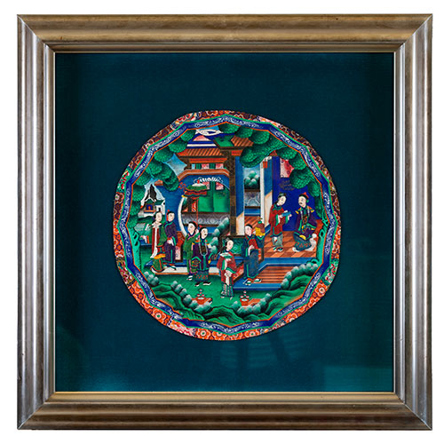 Sub.:33 - Lote: 1433 -  Tondo filipino realizado en seda bordada los cuerpos de los personajes , marfil pintado para las carillas y tempera para el paisaje