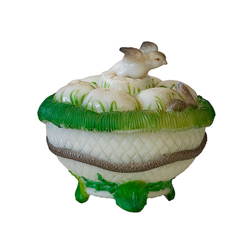 Sub.:33 - Lote: 1403 -  Caja en opalina pintada representando un nido