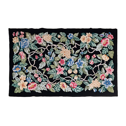 Sub.:33 - Lote: 1319 -  Alfombra en punto de cruz con flores sobre fondo negro.