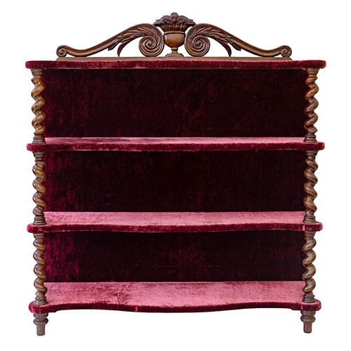 Sub.:33 - Lote: 1466 -  Estanter�a con columnas torneadas, baldas curvil�neas y copete tallado, tapizada en terciopelo rojo