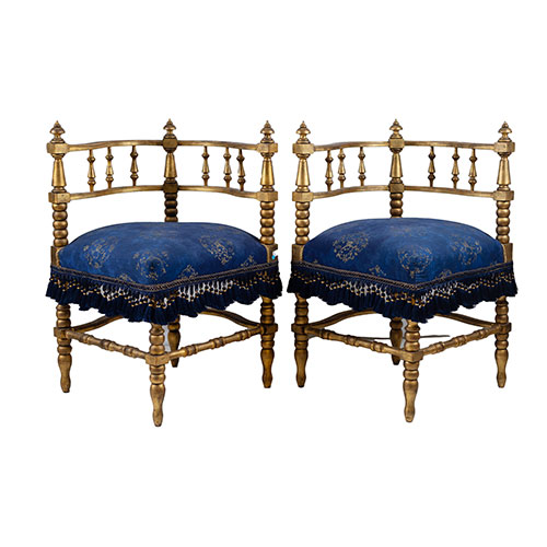 Sub.:33 - Lote: 220 -  Sillones esquineros en madera redorada torneada y tapizados.