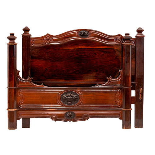 Sub.:33 - Lote: 272 -  Cama de �poca Alfonsina en palisandro con talla