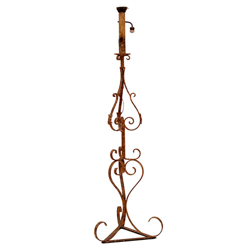 Sub.:33 - Lote: 264 -  L�mpara de pie en hierro forjado de base triangular